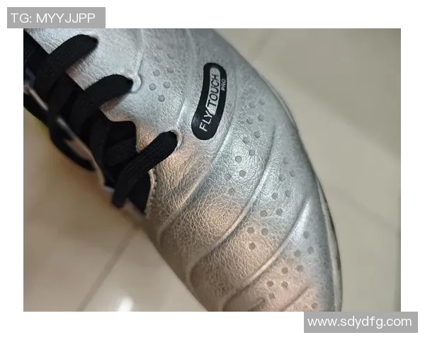 球星专用足球鞋价格揭秘高端款与普通款差异分析