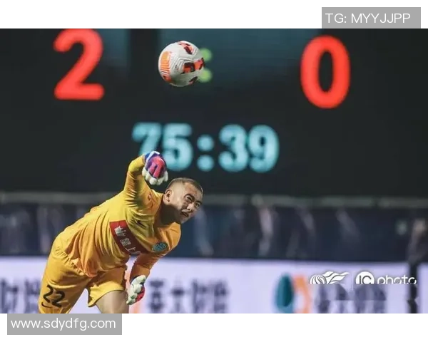 足球场上的小球星们展现非凡才华，未来之星的璀璨光芒逐渐崭露头角