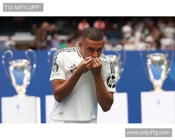 足球巨星赛场突遭意外受伤瞬间引发球迷广泛关注与热议