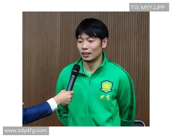 足球球星上演极限挑战展示炫酷射门技艺点燃全场激情