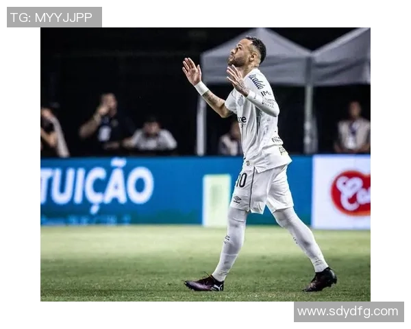 足球球星精彩护球瞬间展示技巧与实力的完美结合 足球球星精彩护球瞬间展示技巧与实力的完美结合