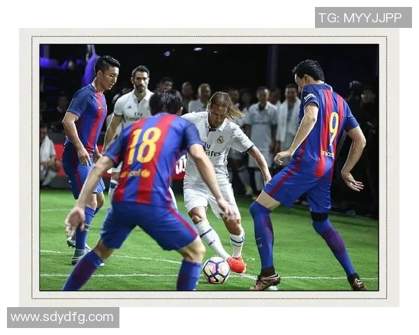 足球场上传奇瞬间 这位球星用一脚震撼全场成就经典绝技