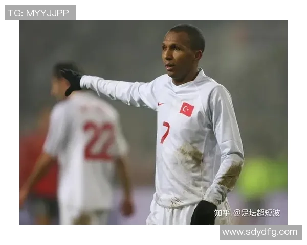 球星身着足球战袍闪耀赛场展现激情风采与无尽拼搏精神 球星身着足球战袍闪耀赛场展现激情风采与无尽拼搏精神