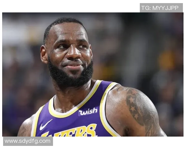 詹姆斯视角下的世界级足球球星成长故事与辉煌时刻